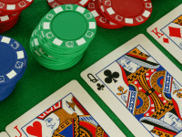 Diferencias de jugar al póker con dinero ficticio y los torneos freeroll