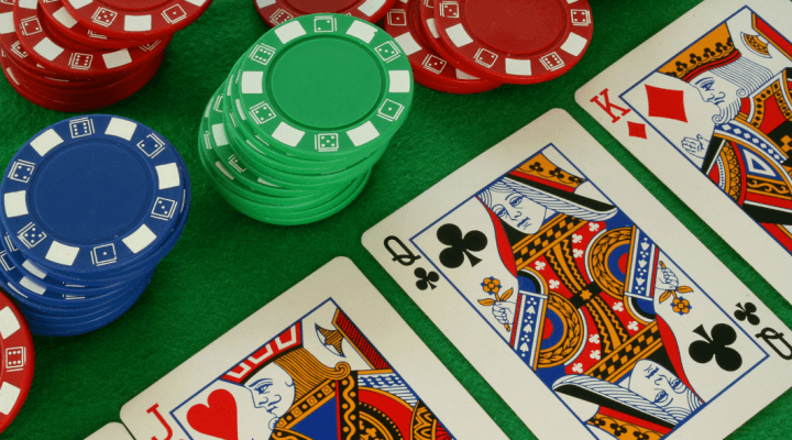 Diferencias de jugar al póker con dinero ficticio y los torneos freeroll